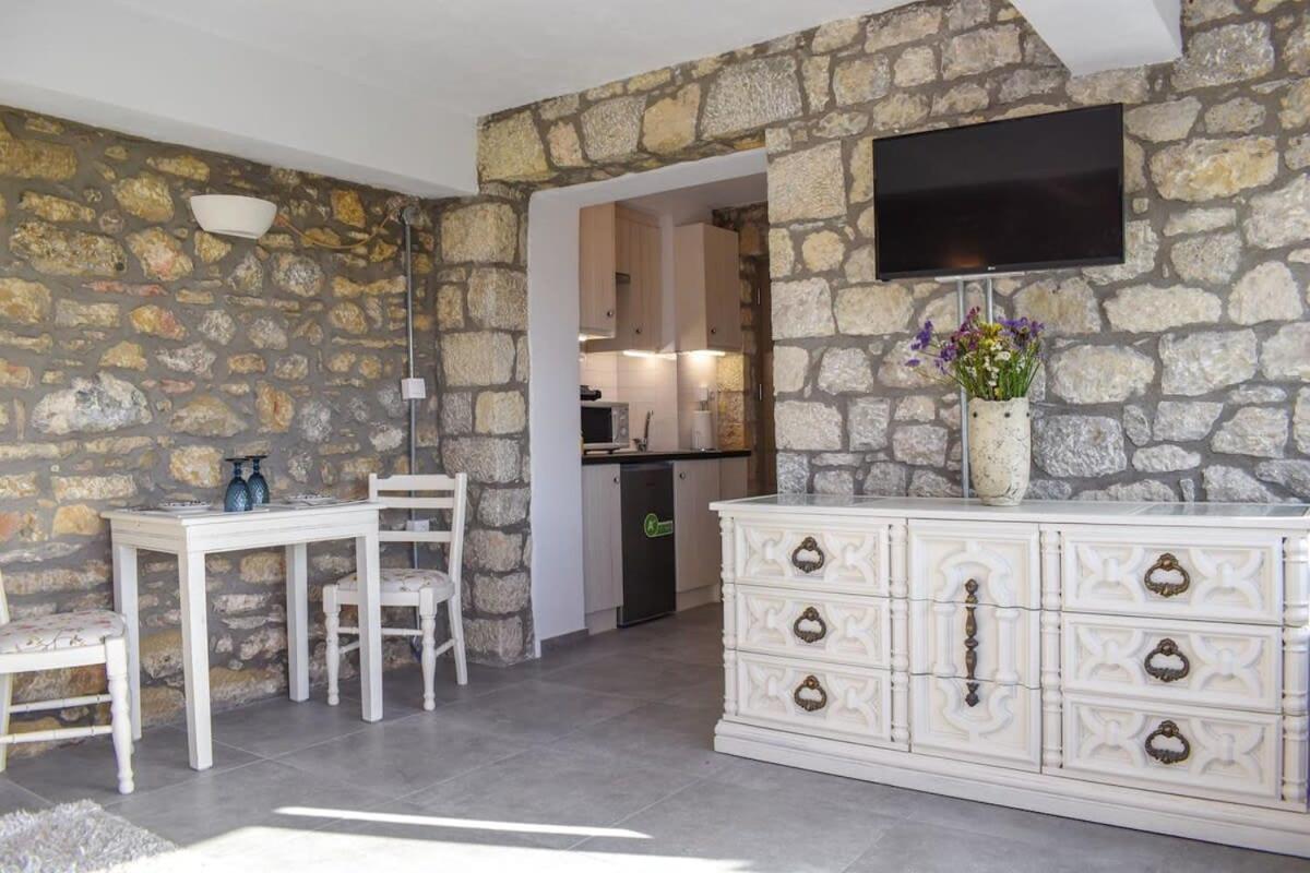 Villa Coastal Stone Hideaway With Stunning Scenery Kitriaí Esterno foto